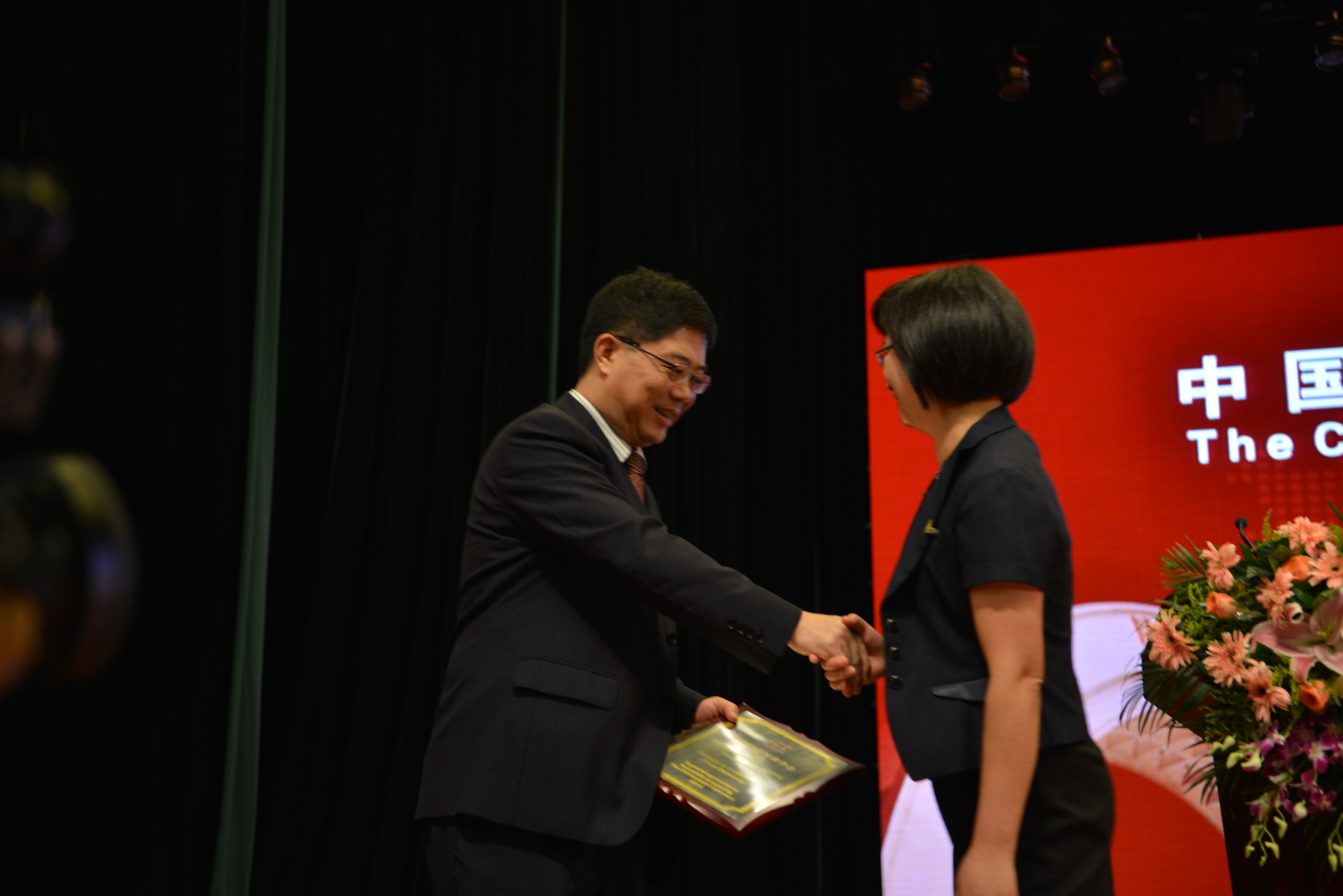 CES President presents appreciation award to Shaobo Liu