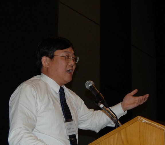 Associate Dean Yongjun Chen introduces School of Business, Renmin University